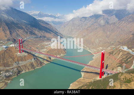 (190101) - Peking, 1. Jan. 2019 (Xinhua) - Luftaufnahme auf Dez. 30, 2018 zeigt die Xingkang Grand Bridge auf der Ya'an-Kangding Schnellstraße im Südwesten der chinesischen Provinz Sichuan. Eine Schnellstraße verbindet Ya'an und Kangding im Südwesten Chinas Provinz Sichuan in den Probebetrieb ging Montag Morgen, Kennzeichnung der Gesamtlänge der Schnellstraßen in die Provinz zu 7,238 km und den Bau der Schnellstraße neun Monate vor Zeitplan abgeschlossen wurde. Es ist das zweite Highway in der ganzi tibetischen autonomen Präfektur von Sichuan nach dem National Highway 318, die nach Lhasa führt, Sechskantschrauben Stockfoto