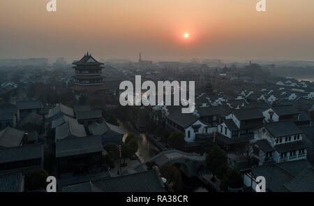 Zaozhuang, China. 1 Jan, 2019. Den Sonnenaufgang Landschaft in Tai'erzhuang antike Stadt der bezirksfreien Stadt Stadt gesehen wird, der ostchinesischen Provinz Shandong, Jan. 1, 2019, wie die Sonne über dem östlichen Horizont am ersten Tag von 2019. Credit: Gao Qimin/Xinhua/Alamy leben Nachrichten Stockfoto