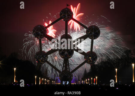 Brüssel. 1 Jan, 2019. Feuerwerk in den Himmel hinter das Atomium in Brüssel, Belgien, 1. Jan., 2019 gesehen, um das neue Jahr zu feiern. Credit: Zheng Huansong/Xinhua/Alamy leben Nachrichten Stockfoto