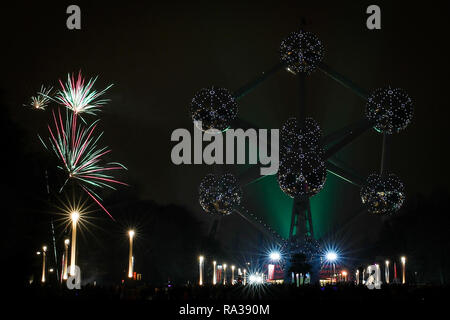 Brüssel. 1 Jan, 2019. Feuerwerk in den Himmel hinter das Atomium in Brüssel, Belgien, 1. Jan., 2019 gesehen, um das neue Jahr zu feiern. Credit: Zheng Huansong/Xinhua/Alamy leben Nachrichten Stockfoto