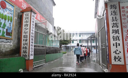 (190101) - JULIAN, JAN. 1, 2019 (Xinhua) - Mädchen der Basketballmannschaft zu Fuß durch das Tor der Haoba Central Schule in der Stadt Yibin Junlian County im Südwesten Chinas Provinz Sichuan, Dez. 8, 2018. In der riesigen Wumeng Berge im Südwesten Chinas Provinz Sichuan, Haoba Central School ist eine neunjährige Schule die Grundschule und Mittelschule, nur wie andere Schulen in dieser Bergwelt. Jedoch eine Basketballmannschaft von weiblichen Studenten gebildet, die Schule ziemlich berühmt in seiner Gemeinde, auch in benachbarten Städten. Das Team wurde im Jahr 2005 durch einen Ventilator Qinga gegründet Stockfoto