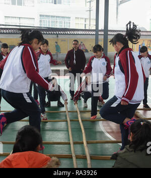(190101) - JULIAN, JAN. 1, 2019 (Xinhua) - Lüfter Qingang (C, Zurück) als Mädchen der Basketballmannschaft ein traditionelles Spiel bei Haoba Central Schule in der Stadt Yibin Junlian County im Südwesten Chinas Provinz Sichuan, Dez. 8, 2018 spielen. In der riesigen Wumeng Berge im Südwesten Chinas Provinz Sichuan, Haoba Central School ist eine neunjährige Schule die Grundschule und Mittelschule, nur wie andere Schulen in dieser Bergwelt. Jedoch eine Basketballmannschaft von weiblichen Studenten gebildet, die Schule ziemlich berühmt in seiner Gemeinde, auch in benachbarten Städten. Die t Stockfoto