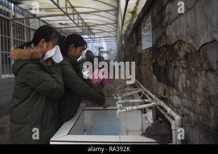 (190101) - JULIAN, JAN. 1, 2019 (Xinhua) - Mädchen der Basketballmannschaft waschen ihre Gesichter in den Morgen an Haoba Central Schule in der Stadt Yibin Junlian County im Südwesten Chinas Provinz Sichuan, Dez. 8, 2018. In der riesigen Wumeng Berge im Südwesten Chinas Provinz Sichuan, Haoba Central School ist eine neunjährige Schule die Grundschule und Mittelschule, nur wie andere Schulen in dieser Bergwelt. Jedoch eine Basketballmannschaft von weiblichen Studenten gebildet, die Schule ziemlich berühmt in seiner Gemeinde, auch in benachbarten Städten. Das Team wurde im Jahr 2005 gegründet durch Stockfoto