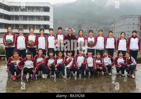 (190101) - JULIAN, JAN. 1, 2019 (Xinhua) - Lüfter Qingang (C, Zurück) zusammen mit den Mädchen der Basketballmannschaft für ein Foto bei Haoba Central Schule in der Stadt Yibin Junlian County im Südwesten Chinas Provinz Sichuan, Dez. 8, 2018 darstellen. In der riesigen Wumeng Berge im Südwesten Chinas Provinz Sichuan, Haoba Central School ist eine neunjährige Schule die Grundschule und Mittelschule, nur wie andere Schulen in dieser Bergwelt. Jedoch eine Basketballmannschaft von weiblichen Studenten gebildet, die Schule ziemlich berühmt in seiner Gemeinde, auch in benachbarten Städten. Die te Stockfoto
