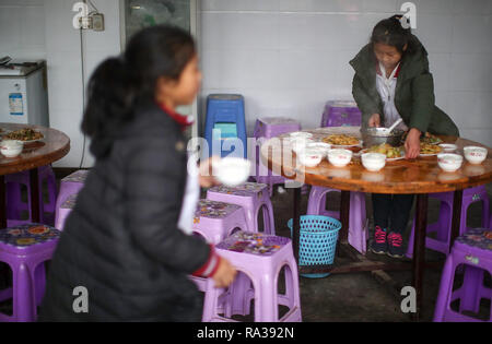 (190101) - JULIAN, JAN. 1, 2019 (Xinhua) - Zhang Qiqi (R) der Basketballmannschaft bereitet Gerichte für das Team während der Mittagszeit an Haoba Central Schule in der Stadt Yibin Junlian County im Südwesten Chinas Provinz Sichuan, Dez. 8, 2018. In der riesigen Wumeng Berge im Südwesten Chinas Provinz Sichuan, Haoba Central School ist eine neunjährige Schule die Grundschule und Mittelschule, nur wie andere Schulen in dieser Bergwelt. Jedoch eine Basketballmannschaft von weiblichen Studenten gebildet, die Schule ziemlich berühmt in seiner Gemeinde, auch in benachbarten Städten. Der Tee Stockfoto