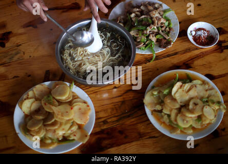 (190101) - JULIAN, JAN. 1, 2019 (Xinhua) - ein Mädchen von der Basketballmannschaft bereitet Gerichte für das Team während der Mittagszeit an Haoba Central Schule in der Stadt Yibin Junlian County im Südwesten Chinas Provinz Sichuan, Dez. 8, 2018. Als Unterkunft Studenten, die Spieler haben sich am Wochenende zu kochen. In der riesigen Wumeng Berge im Südwesten Chinas Provinz Sichuan, Haoba Central School ist eine neunjährige Schule die Grundschule und Mittelschule, nur wie andere Schulen in dieser Bergwelt. Jedoch eine Basketballmannschaft von weiblichen Studenten gebildet, die Sc Stockfoto