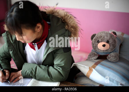 (190101) - JULIAN, JAN. 1, 2019 (Xinhua) - Jiang Qiao der Basketballmannschaft hat Ihr Kurs Zuordnung in ihren Schlafsaal bei Haoba Central Schule in der Stadt Yibin Junlian County im Südwesten Chinas Provinz Sichuan, Dez. 8, 2018. In der riesigen Wumeng Berge im Südwesten Chinas Provinz Sichuan, Haoba Central School ist eine neunjährige Schule die Grundschule und Mittelschule, nur wie andere Schulen in dieser Bergwelt. Jedoch eine Basketballmannschaft von weiblichen Studenten gebildet, die Schule ziemlich berühmt in seiner Gemeinde, auch in benachbarten Städten. Die Mannschaft war in der f Stockfoto