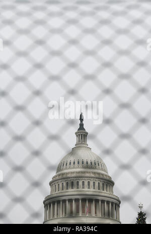 (190101) - Washington, Januar 1, 2019 (Xinhua) - Foto auf 31. Dez., 2018 zeigt das Capitol Hill in Washington, DC, USA. Haus Demokraten haben angeblich einen Plan der laufenden teilweisen Schließung der US-Bundesregierung zu beenden, ohne die finanziellen Mittel für die Grenzmauer Präsident Donald Trump vorbereitet. Die untere Kammer ist die Planung eine Notlösung Ausgabe Rechnung zu übergeben Donnerstag, wenn der neue Kongress tagt die Abteilung für Innere Sicherheit im bisherigen Umfang zu finanzieren durch Feb 8, mit 1,3 Milliarden US-Dollar für Fechten und andere Sicherheitsmaßnahmen, berichteten mehrere Nachrichten o Stockfoto