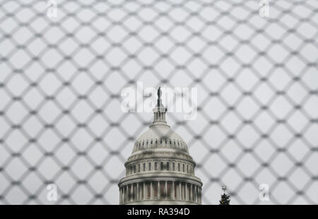 (190101) - Washington, Januar 1, 2019 (Xinhua) - Foto auf 31. Dez., 2018 zeigt das Capitol Hill in Washington, DC, USA. Haus Demokraten haben angeblich einen Plan der laufenden teilweisen Schließung der US-Bundesregierung zu beenden, ohne die finanziellen Mittel für die Grenzmauer Präsident Donald Trump vorbereitet. Die untere Kammer ist die Planung eine Notlösung Ausgabe Rechnung zu übergeben Donnerstag, wenn der neue Kongress tagt die Abteilung für Innere Sicherheit im bisherigen Umfang zu finanzieren durch Feb 8, mit 1,3 Milliarden US-Dollar für Fechten und andere Sicherheitsmaßnahmen, berichteten mehrere Nachrichten o Stockfoto