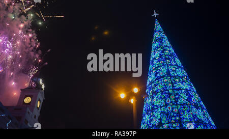 Madrid, Spanien. 1 Jan, 2019. Feuer - Wachs in den Himmel während der Silvester gesehen. Hunderte Leute wurden an der Puerta del Sol in Madrid versammelt, um das neue Jahr 2019 zu begrüßen. Credit: Lora Grigorova/SOPA Images/ZUMA Draht/Alamy leben Nachrichten Stockfoto