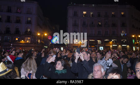 Madrid, Spanien. 1 Jan, 2019. Leute gesehen an der Puerta del Sol im Silvester versammelt. Hunderte von Menschen an der Puerta del Sol in Madrid versammelt waren, das neue Jahr 2019 zu begrüßen. Credit: Lora Grigorova/SOPA Images/ZUMA Draht/Alamy leben Nachrichten Stockfoto