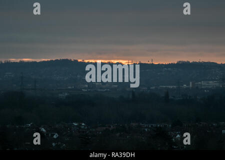 London, Großbritannien. 1. Januar 2019. Sonnenaufgang am Tag eine trübe in Wimbledon Credit: Amer ghazzal/Alamy leben Nachrichten Stockfoto