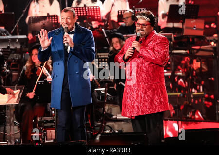 Matera, MT, Italien. 31 Dez, 2019. Amadeus gesehen Scherz mit Sergio Friscia während Fernsehprogramm RAI 1 auf das Neue Jahr, L'anno che verrÃ. Verschiedene matera Sängern während des Programms wie, Massimo Ranieri, 'Il Volo'', Malika Ayane, Red Canzian, Gianni Togni, Michele Zarrillo, Fausto Leali, Ivana Spagna, Alan Sorrenti, Donatella Rettore, ehemals von Chic, Massimo Di Cataldo, Lisa e i Jalisse, Edoardo Vianello, Maggie e Bianca. Credit: Cosimo Martemucci/SOPA Images/ZUMA Draht/Alamy leben Nachrichten Stockfoto