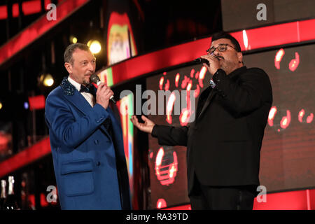 Matera, MT, Italien. 31 Dez, 2019. Sergio Friscia gesehen mit Amadeus der Moderator während Fernsehprogramm RAI 1 auf das Neue Jahr, L'anno che verrÃ. Verschiedene matera Sängern während des Programms wie, Massimo Ranieri, 'Il Volo'', Malika Ayane, Red Canzian, Gianni Togni, Michele Zarrillo, Fausto Leali, Ivana Spagna, Alan Sorrenti, Donatella Rettore, ehemals von Chic, Massimo Di Cataldo, Lisa e i Jalisse, Edoardo Vianello, Maggie e Bianca. Credit: Cosimo Martemucci/SOPA Images/ZUMA Draht/Alamy leben Nachrichten Stockfoto