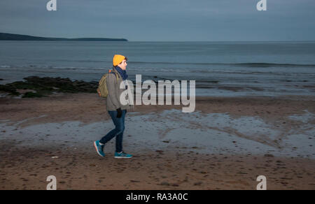 Myrtleville, Cork, Irland. 1. Januar, 2019. Mike O'Leary von Blackrock heraus für einen Spaziergang am frühen Morgen am Neujahrstag an Myrtleville, Co Cork, Irland. Quelle: David Creedon/Alamy leben Nachrichten Stockfoto