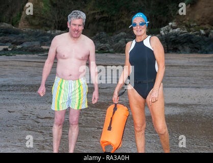 Myrtleville, Cork, Irland. 1. Januar, 2019. Klara Droog, Crosshaven und Adrian Cleary, Myrtleville Kopf ins Meer für Ihre erste schwimmen des Jahres an Myrtleville Strand, Co Cork, Irland. Quelle: David Creedon/Alamy leben Nachrichten Stockfoto