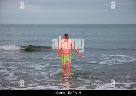 Myrtleville, Cork, Irland. 1. Januar, 2019. Adrian Cleary zurück zum Ufer nach seiner ersten des Jahres an Myrtleville Strand, Co Cork, Irland, Schwimmen. Quelle: David Creedon/Alamy leben Nachrichten Stockfoto