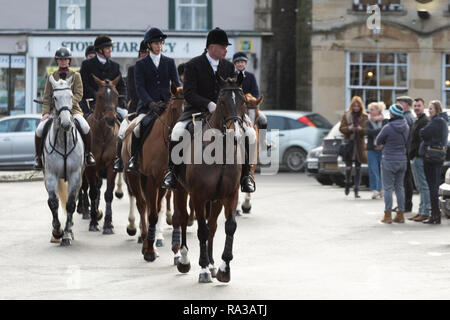 Auf der Wold, UK verstauen. 01 Jan, 2019. Stow-on-the-Wold, Gloucestershire. UK. 01/01/19 Der jährliche Tag der neuen Jahre Jagd treffen, Stow-On-The-Wold. Einen deutlichen Anstieg der Zuschauer und Anhänger in diesem Jahr. Ersten Fahrer ankommen. Credit: Desmond J Brambley Credit: Desmond Brambley/Alamy leben Nachrichten Stockfoto