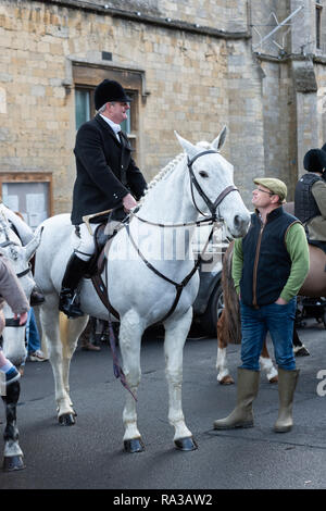 Auf der Wold, UK verstauen. 01 Jan, 2019. Stow-on-the-Wold, Gloucestershire. UK. 01/01/19 Der jährliche Tag der neuen Jahre Jagd treffen, Stow-On-The-Wold. Einen deutlichen Anstieg der Zuschauer und Anhänger in diesem Jahr. Credit: Desmond J Brambley Credit: Desmond Brambley/Alamy leben Nachrichten Stockfoto