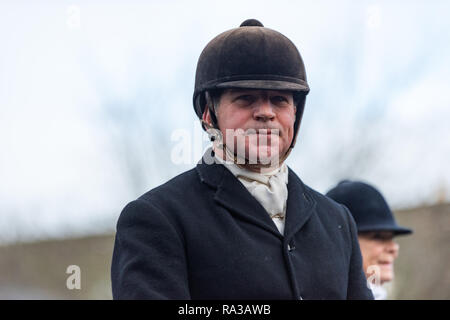 Auf der Wold, UK verstauen. 01 Jan, 2019. Stow-on-the-Wold, Gloucestershire. UK. 01/01/19 Der jährliche Tag der neuen Jahre Jagd treffen, Stow-On-The-Wold. Einen deutlichen Anstieg der Zuschauer und Anhänger in diesem Jahr. Credit: Desmond J Brambley Credit: Desmond Brambley/Alamy leben Nachrichten Stockfoto