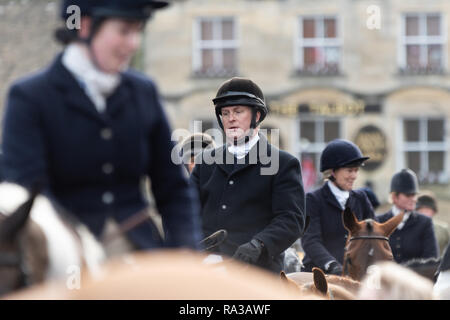 Auf der Wold, UK verstauen. 01 Jan, 2019. Stow-on-the-Wold, Gloucestershire. UK. 01/01/19 Der jährliche Tag der neuen Jahre Jagd treffen, Stow-On-The-Wold. Eine nachdenkliche Mitglied der Heythrop Jagd auf einen deutlichen Anstieg der Zuschauer und Anhänger in diesem Jahr. Credit: Desmond J Brambley Credit: Desmond Brambley/Alamy leben Nachrichten Stockfoto