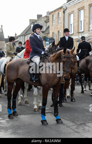 Auf der Wold, UK verstauen. 01 Jan, 2019. Stow-on-the-Wold, Gloucestershire. UK. 01/01/19 Der jährliche Tag der neuen Jahre Jagd treffen, Stow-On-The-Wold. Einen deutlichen Anstieg der Zuschauer und Anhänger in diesem Jahr. Credit: Desmond J Brambley Credit: Desmond Brambley/Alamy leben Nachrichten Stockfoto