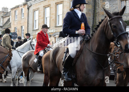 Auf der Wold, UK verstauen. 01 Jan, 2019. Stow-on-the-Wold, Gloucestershire. UK. 01/01/19 Der jährliche Tag der neuen Jahre Jagd treffen, Stow-On-The-Wold. Einen deutlichen Anstieg der Zuschauer und Anhänger in diesem Jahr. Credit: Desmond J Brambley Credit: Desmond Brambley/Alamy leben Nachrichten Stockfoto