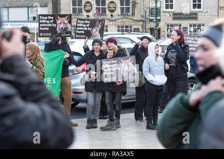 Auf der Wold, UK verstauen. 01 Jan, 2019. Stow-on-the-Wold, Gloucestershire. UK. 01/01/19 Der jährliche Tag der neuen Jahre Jagd treffen, Stow-On-The-Wold. Die Demonstranten vor der Jagd auf einen deutlichen Anstieg der Zuschauer und Anhänger in diesem Jahr. Credit: Desmond J Brambley Credit: Desmond Brambley/Alamy leben Nachrichten Stockfoto