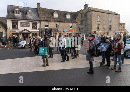 Auf der Wold, UK verstauen. 01 Jan, 2019. Stow-on-the-Wold, Gloucestershire. UK. 01/01/19 Der jährliche Tag der neuen Jahre Jagd treffen, Stow-On-The-Wold. Einen deutlichen Anstieg der Zuschauer und Anhänger in diesem Jahr. Credit: Desmond J Brambley Credit: Desmond Brambley/Alamy leben Nachrichten Stockfoto