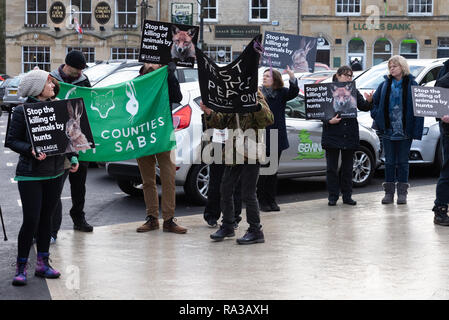 Auf der Wold, UK verstauen. 01 Jan, 2019. Stow-on-the-Wold, Gloucestershire. UK. 01/01/19 Der jährliche Tag der neuen Jahre Jagd treffen, Stow-On-The-Wold. Einen deutlichen Anstieg der Zuschauer und Anhänger in diesem Jahr. Credit: Desmond J Brambley Credit: Desmond Brambley/Alamy leben Nachrichten Stockfoto