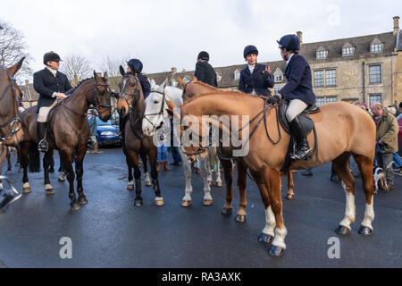 Auf der Wold, UK verstauen. 01 Jan, 2019. Stow-on-the-Wold, Gloucestershire. UK. 01/01/19 Der jährliche Tag der neuen Jahre Jagd treffen, Stow-On-The-Wold. Einen deutlichen Anstieg der Zuschauer und Anhänger in diesem Jahr. Credit: Desmond J Brambley Credit: Desmond Brambley/Alamy leben Nachrichten Stockfoto