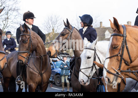 Auf der Wold, UK verstauen. 01 Jan, 2019. Stow-on-the-Wold, Gloucestershire. UK. 01/01/19 Der jährliche Tag der neuen Jahre Jagd treffen, Stow-On-The-Wold. Einen deutlichen Anstieg der Zuschauer und Anhänger in diesem Jahr. Credit: Desmond J Brambley Credit: Desmond Brambley/Alamy leben Nachrichten Stockfoto