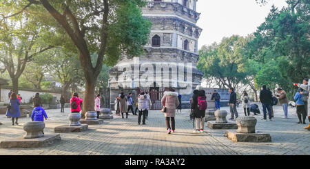 Suzhou, Suzhou, China. 1 Jan, 2019. Suzhou, China - die Pagode der Yunyan Tempel, an Huqiu Hügel landschaftlich reizvollen Gegend in Suzhou entfernt, östlich ChinaÃ¢â'¬â"¢s in der Provinz Jiangsu, wird als ChinaÃ¢â'¬â"¢s Schiefen Turm von Pisa betitelt. Credit: SIPA Asien/ZUMA Draht/Alamy leben Nachrichten Stockfoto