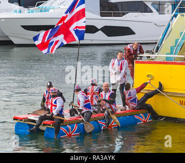 Poole, Dorset, Großbritannien. 1 Jan, 2019. Die neuen Jahre Tag Badewanne Rennen findet mit viel Nervenkitzel, verschüttete Flüssigkeiten und Sabotage! Hunderte an und drehen Sie die Veranstaltung zu beobachten, wie eine Vielzahl von ungewöhnlichen home Handwerk zum Wasser zu Rennen nehmen, mit den Teilnehmern Spaß Werfen von Eiern und Mehl, brennen Wasserwerfer und Kentern konkurrierenden Handwerk. Einen guten Start in das neue Jahr. Die Brexit Bad Credit: Carolyn Jenkins/Alamy leben Nachrichten Stockfoto