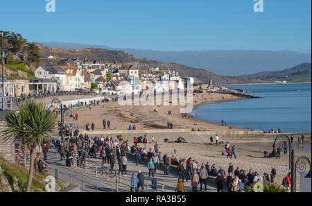 Lyme Regis, Dorset, Großbritannien. 1. Januar 2019. UK Wetter: einen hellen und sonnigen Start in 2019 als Besucher genießen Sie laue warme Wetter und blauem Himmel in Lyme Regis am Tag der neuen Jahre. Menschenmassen versammeln sich auf der Marine Parade für den jährlichen Rotary Club Lyme Ausfallschritt. Credit: PQ/Alamy leben Nachrichten Stockfoto