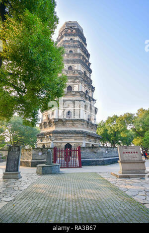Suzhou, Suzhou, China. 1 Jan, 2019. Suzhou, China - die Pagode der Yunyan Tempel, an Huqiu Hügel landschaftlich reizvollen Gegend in Suzhou entfernt, östlich ChinaÃ¢â'¬â"¢s in der Provinz Jiangsu, wird als ChinaÃ¢â'¬â"¢s Schiefen Turm von Pisa betitelt. Credit: SIPA Asien/ZUMA Draht/Alamy leben Nachrichten Stockfoto