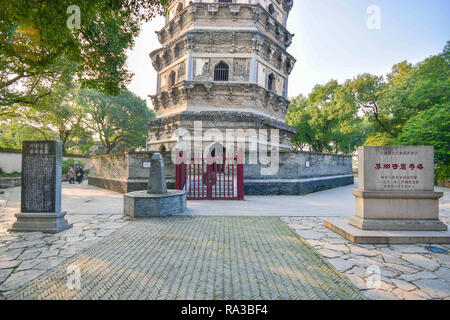 Januar 1, 2019 - Suzhou, Suzhou, China - Suzhou, China - die Pagode der Yunyan Tempel, an Huqiu Hügel landschaftlich reizvollen Gegend in Suzhou entfernt, östlich ChinaÃ¢â'¬â"¢s in der Provinz Jiangsu, wird als ChinaÃ¢â'¬â"¢s Schiefen Turm von Pisa betitelt. (Bild: © SIPA Asien über ZUMA Draht) Stockfoto