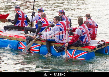 Poole, Dorset, Großbritannien. 1 Jan, 2019. Die neuen Jahre Tag Badewanne Rennen findet mit viel Nervenkitzel, verschüttete Flüssigkeiten und Sabotage! Hunderte an und drehen Sie die Veranstaltung zu beobachten, wie eine Vielzahl von ungewöhnlichen home Handwerk zum Wasser zu Rennen nehmen, mit den Teilnehmern Spaß Werfen von Eiern und Mehl, brennen Wasserwerfer und Kentern konkurrierenden Handwerk. Einen guten Start in das neue Jahr. Credit: Carolyn Jenkins/Alamy leben Nachrichten Stockfoto