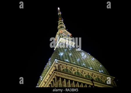 Foto LaPresse/Alberto Gandolfo 01-01-2019 Turin (Italia) Cronaca &#x2028; La Mole Antonelliana si Illumina di bollicine "Farbe" pro Capodanno nella Foto: &#xa0; Mole Antonelliana &#x2028;&#x2028; Foto LaPresse/Alberto Gandolfo Januar 1, 2019, Turin (Italien) News &#x2028; Licht auf der Mole Antonelliana für das Neue Jahr Nacht in der Pic: Mole Antonelliana Stockfoto