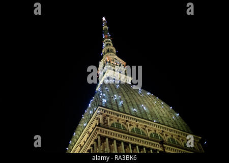 Foto LaPresse/Alberto Gandolfo 01-01-2019 Turin (Italia) Cronaca &#x2028; La Mole Antonelliana si Illumina di bollicine "Farbe" pro Capodanno nella Foto: &#xa0; Mole Antonelliana &#x2028;&#x2028; Foto LaPresse/Alberto Gandolfo Januar 1, 2019, Turin (Italien) News &#x2028; Licht auf der Mole Antonelliana für das Neue Jahr Nacht in der Pic: Mole Antonelliana Stockfoto