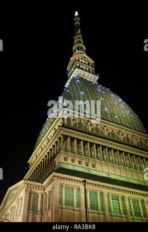 Foto LaPresse/Alberto Gandolfo 01-01-2019 Turin (Italia) Cronaca &#x2028; La Mole Antonelliana si Illumina di bollicine "Farbe" pro Capodanno nella Foto: &#xa0; Mole Antonelliana &#x2028;&#x2028; Foto LaPresse/Alberto Gandolfo Januar 1, 2019, Turin (Italien) News &#x2028; Licht auf der Mole Antonelliana für das Neue Jahr Nacht in der Pic: Mole Antonelliana Stockfoto