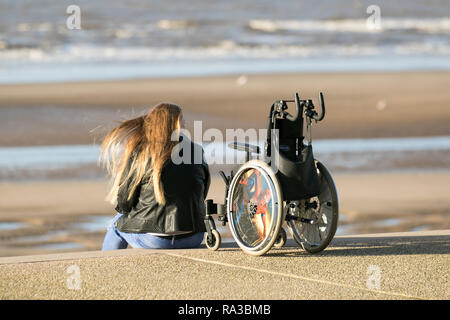 Blackpool, Lancashire. 1. Jan 2019. UK Wetter. Kalt, windig, aber sonnigen Tag auf der Strandpromenade und das Vorgewende. Urlauber, die in der Stadt für das Neue Jahr genießen Sie leichte Übung auf dem Sand und Vorland der Britischen Badeort. Credit: MediaWorldImages/AlamyLiveNews Stockfoto