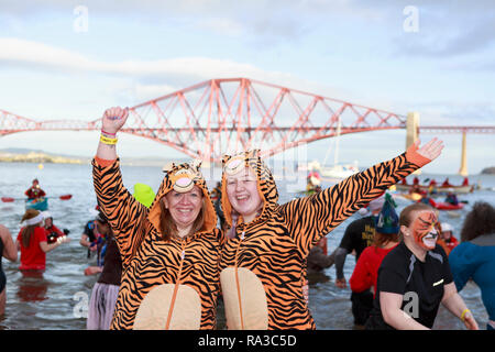 South Queensferry. Edinburgh. Schottland. 1. Januar 2019. England. Die Loony Dook weiterhin seinen Tag des Neuen Jahres in die Tradition von Edinburgh's Hogmanay. Im Schatten der Her Brücken, die Schöpflöffel in Fancy Dress Geld für Nächstenliebe. März Dookers die Länge der South Queensferry High Street führte durch den Lärm Ausschuss trommler als Teil der Dookers" Parade. Edinburgh. Credit: Pako Mera/Alamy leben Nachrichten Stockfoto