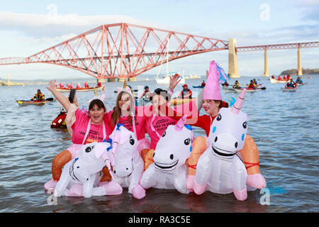 South Queensferry. Edinburgh. Schottland. 1. Januar 2019. England. Die Loony Dook weiterhin seinen Tag des Neuen Jahres in die Tradition von Edinburgh's Hogmanay. Im Schatten der Her Brücken, die Schöpflöffel in Fancy Dress Geld für Nächstenliebe. März Dookers die Länge der South Queensferry High Street führte durch den Lärm Ausschuss trommler als Teil der Dookers" Parade. Edinburgh. Credit: Pako Mera/Alamy leben Nachrichten Stockfoto