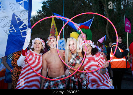 South Queensferry. Edinburgh. Schottland. 1. Januar 2019. England. Die Loony Dook weiterhin seinen Tag des Neuen Jahres in die Tradition von Edinburgh's Hogmanay. Im Schatten der Her Brücken, die Schöpflöffel in Fancy Dress Geld für Nächstenliebe. März Dookers die Länge der South Queensferry High Street führte durch den Lärm Ausschuss trommler als Teil der Dookers" Parade. Edinburgh. Credit: Pako Mera/Alamy leben Nachrichten Stockfoto