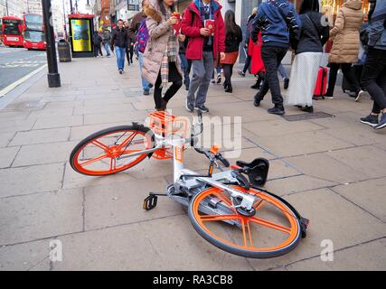 London, Großbritannien. 1. Jan 2019. der Londoner Oxford Street sieht die Rückkehr der Mobikes Littering das Pflaster und eine Sprühbehinderung für Fußgänger. Credit: Brian Minkoff/Alamy leben Nachrichten Stockfoto