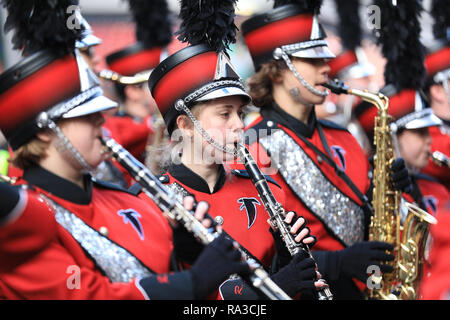 London, Großbritannien. UK. 01 Jan, 2019. London, Großbritannien. 1. Jan 2019. Einer US-amerikanischen High School marching band unterhält die Massen. London's New Year's Day Parade 2019, oder LNYDP, verfügt nur über 10.000 Teilnehmer aus den USA, UJ und Europa in Marching Bands, jubeln führenden Squads, themed schwebt vom Londoner Bezirken, und viele andere Gruppen. Die Route verläuft vom Piccadilly über beliebte Sehenswürdigkeiten wie Trafalgar Square in Richtung Whitehall in London jedes Jahr. Credit: Imageplotter Nachrichten und Sport/Alamy leben Nachrichten Stockfoto