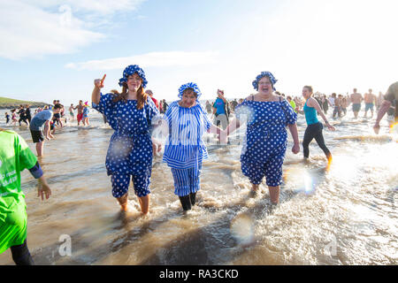 Barry, Wales, UK, 1. Januar 2019. Teilnehmer während Tag Dip ist das Neue Jahr bei Barry Island in das Tal von Glamorgan. Credit: Mark Hawkins/Alamy leben Nachrichten Stockfoto