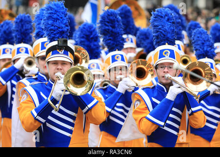 London, Großbritannien. UK. 01 Jan, 2019. London, Großbritannien. 1. Jan 2019. Einer US-amerikanischen High School marching band unterhält die Massen. London's New Year's Day Parade 2019, oder LNYDP, verfügt nur über 10.000 Teilnehmer aus den USA, UJ und Europa in Marching Bands, jubeln führenden Squads, themed schwebt vom Londoner Bezirken, und viele andere Gruppen. Die Route verläuft vom Piccadilly über beliebte Sehenswürdigkeiten wie Trafalgar Square in Richtung Whitehall in London jedes Jahr. Credit: Imageplotter Nachrichten und Sport/Alamy leben Nachrichten Stockfoto