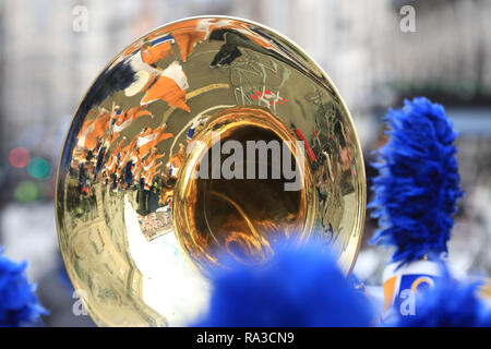 London, Großbritannien. UK. 01 Jan, 2019. London, Großbritannien. 1. Jan 2019. Einer US-amerikanischen High School marching band unterhält die Massen. London's New Year's Day Parade 2019, oder LNYDP, verfügt nur über 10.000 Teilnehmer aus den USA, UJ und Europa in Marching Bands, jubeln führenden Squads, themed schwebt vom Londoner Bezirken, und viele andere Gruppen. Die Route verläuft vom Piccadilly über beliebte Sehenswürdigkeiten wie Trafalgar Square in Richtung Whitehall in London jedes Jahr. Credit: Imageplotter Nachrichten und Sport/Alamy leben Nachrichten Stockfoto